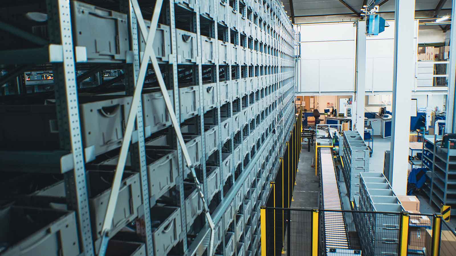 Förderband beim Automatischen Kleinteilelager bei Nagel Maschinen- und Werkzeugfabrik GmbH von Fb Industry Automation