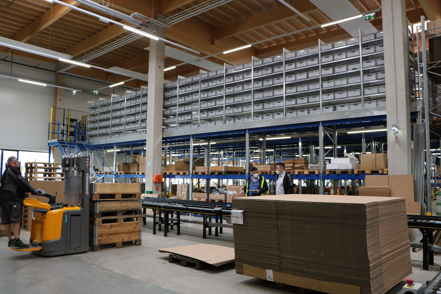 Teilautomatisiertes Kleinteilelager für die Intralogistik bei KWB von Fb Industry Automation